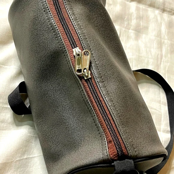 Soft leather cylinder sling bag light weight - Picture 7 of 9